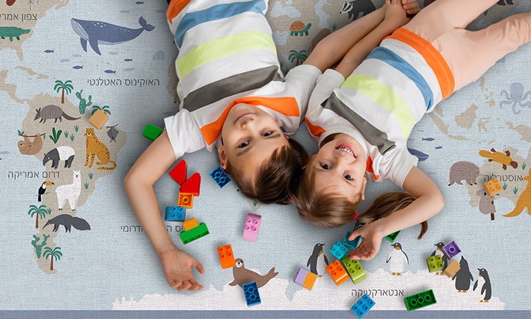 שטיח פיויסי עבה במיוחד לילדים מפת עולם חיות בעברית כחול - מרשמלו עיצוב הבית